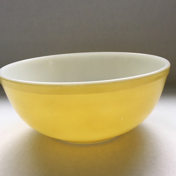 Vintage PYREX Primary Yellow Large Mixing Bowl - Picture 4 of 9